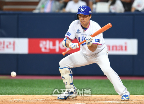 [SS포토]번트 시도하는 이승엽