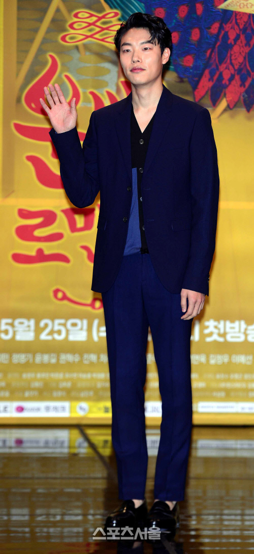 [SS포토]\'운빨로맨스\' 류준열, \'듬직하죠~\'