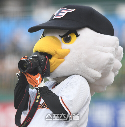 [SS포토] 한화 이글스 마스코트, 독수리는 입으로 사진을 찍나요?