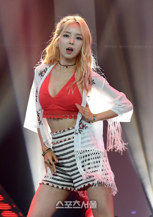 [SS포토]볼륨감 강조한 시원스런 의상의 스텔라 효은