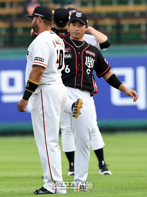 [SS포토] 로사리오 엉덩이 걷어차는 박경수, 그래도 괜찮아...?