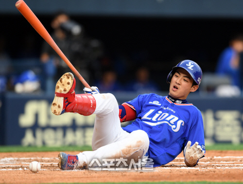 [SS포토]보우덴 공에 맞고 넘어진 구자욱