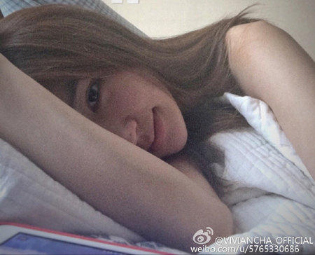 [★SNS] "러블리 미소" 비비안, 침대 누워 나른 셀카