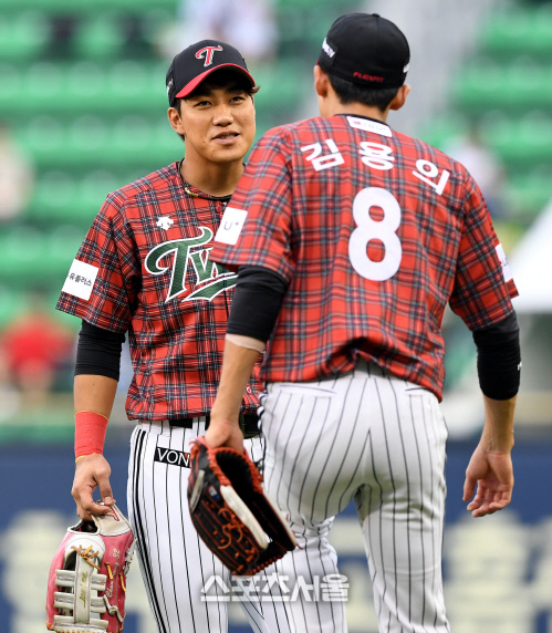 [SS포토] LG 이천웅-김용의, 썸머 크리스마스 유니폼 잘 어울리나?