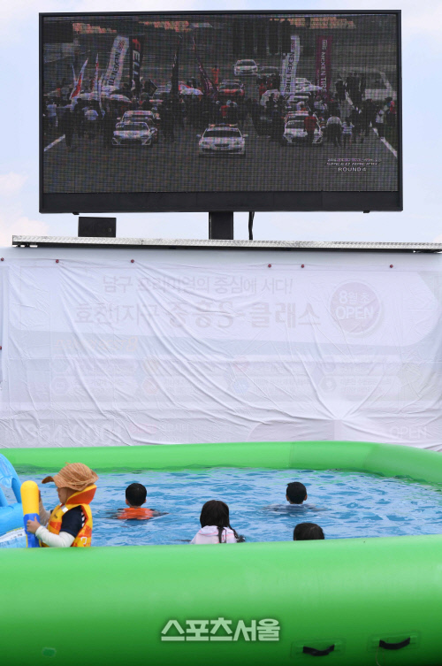 [SS포토]엔페라컵대회에 설치된 어린이용 에어바운스 풀장, \'경기도 보고, 수영도 즐기고~\'