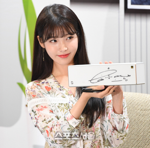 [SS포토] 아이유, 사인 인증?