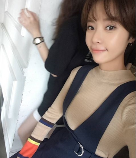 '막 찍어도 깜찍' 황정음, 화보 촬영 중 팬들 위한 근황 공개