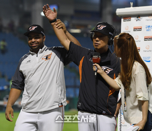 [SS포토] 한화 로사리오, 김성근 감독에 이런 장난까지?