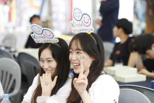 세계의 인사말맞추기를 하고 있는 대학생미소국가대표와 시민들