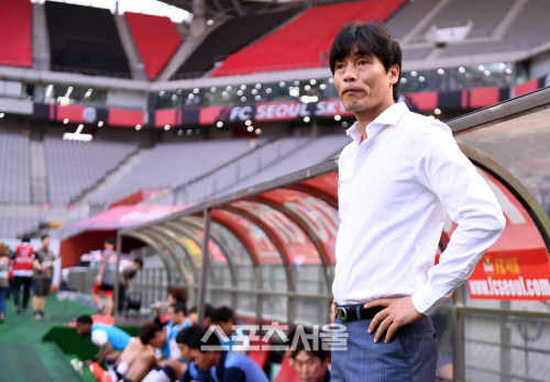 [SS포토]포항 최진철 감독, \'포항의 전감독한테는 이겨야 하는데~\'