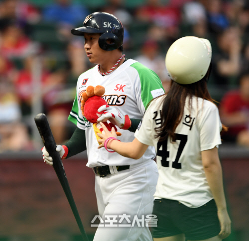 역전 솔로홈런 김동엽, 홈런이 벌써 몇개야?[SS포토]