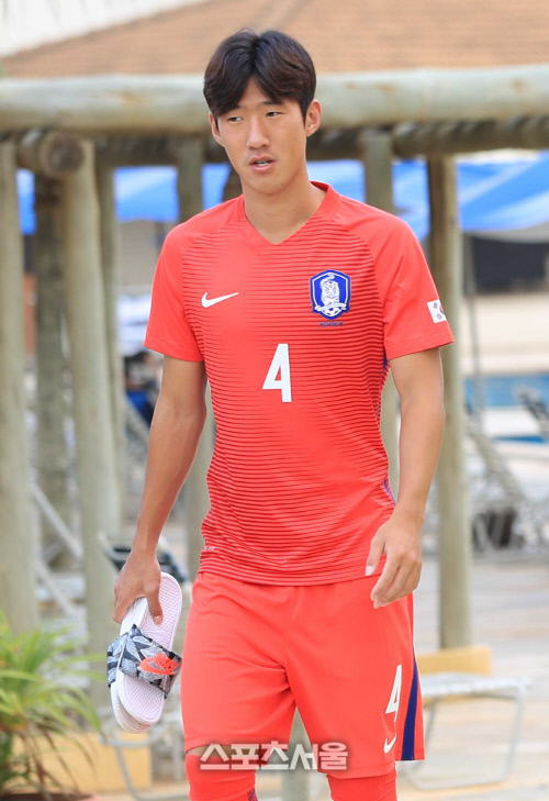 [SS포토]올대 김민태, \'강렬한 붉은 색 유니폼을 입고~\'