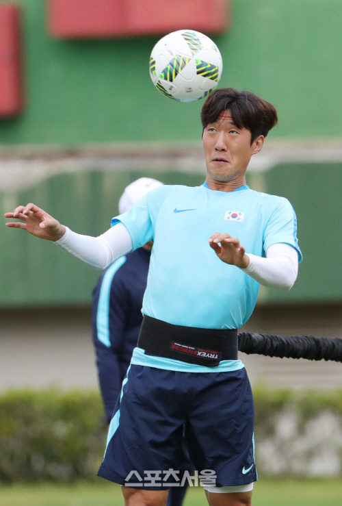 [SS포토]김민태 올림픽 축구대표팀 감독, \'한번 날아보자~\'