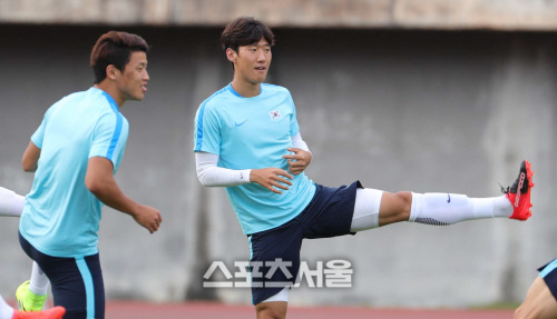 [SS포토]김민태 올림픽 축구대표팀 감독, \'훈련은 스트레칭부터~\'