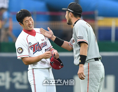 [SS포토] 한화 김경언, 노수광 만나 군기 잡기?