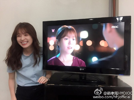 [★SNS] "만찢녀의 청량 미소" 한효주, 귀여운 'W' 시청 인증샷