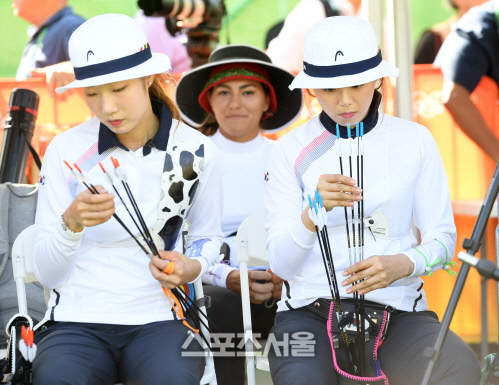 [SS포토] 여자 양궁 최미선-장혜진, 화살 상태는 괜찮나?