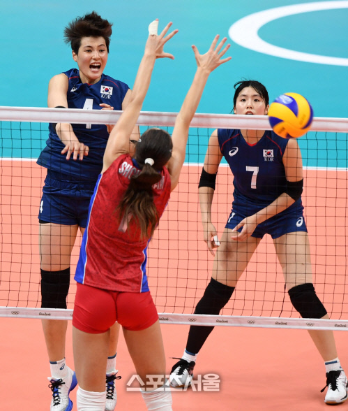 [SS포토]김연경과 함께 활발한 공격 펼치는 김희진