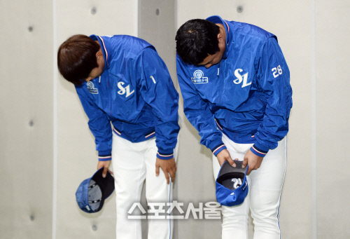 [SS포토]야구 팬들을 향해 고개 숙은 삼성 윤성환과 안지만