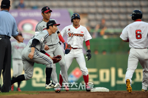 [SS포토]인필드플라이 아웃 상황 착각한 김성현, 뛰다가 아웃