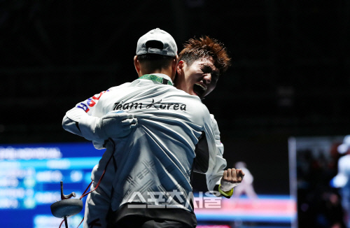 [SS포토]박상영 금메달, \'감독님!\'