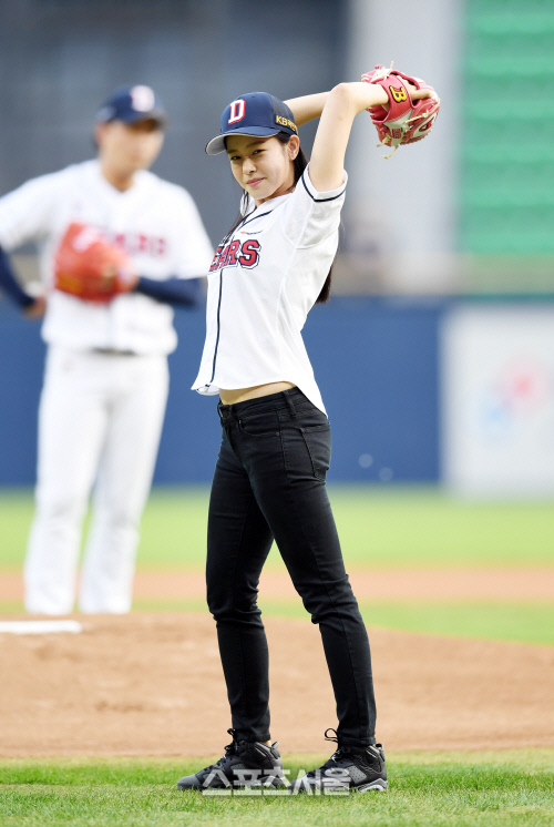 [SS포토]시구하는 경수진, 늘씬한 몸매 뽐내며