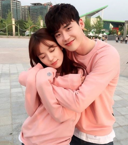'W' 이종석♥한효주, 팬들 질투 유발하는 '달달한 백허그' 