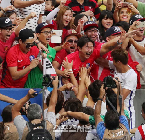 [SS포토] 월드컵 스타 이천수의 멕시코전 응원, 후배들이 너무나 자랑스러워~