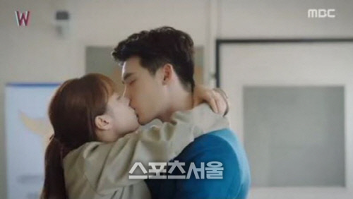 [간밤의 TV]'W' 한효주 이종석의 키스는 옳다