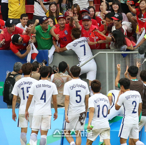 [SS포토] '8강 진출' 손흥민, 응원석의 이천수를 발견하더니 부리나케...