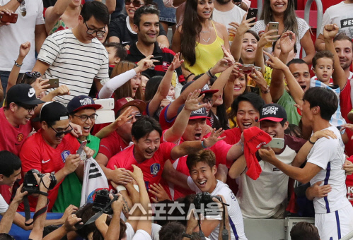 [SS포토] '8강 진출' 손흥민, 이천수의 깜짝 응원에 이렇게 반가울 수가!
