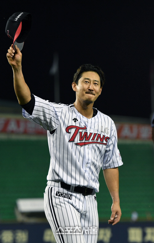 [SS포토]2,000안타 달성 경기 후 팬들에게 인사하는 박용택