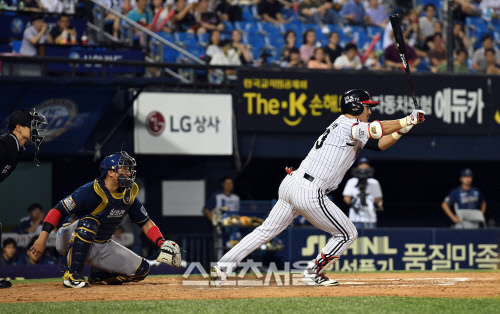 [SS포토]LG 박용택, 2000안타의 순간