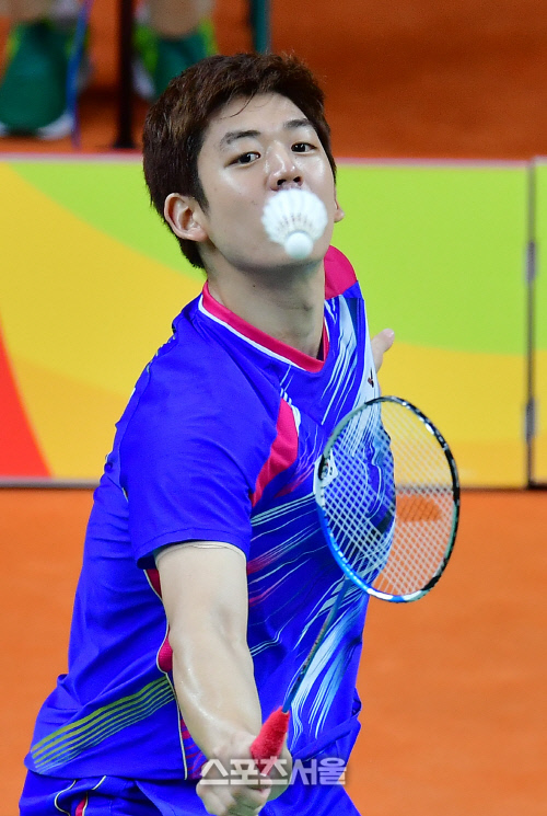 공격하는 이용대, 2연승[SS포토]