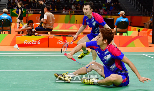 이용대-유연성 조, '앉아쏴' 묘기펼치는 이용대[SS포토]