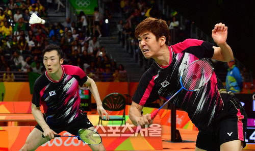 [SS포토] 리우 올림픽의 이용대, 세계 랭킹 1위의 이 악문 스매싱! 그러나...