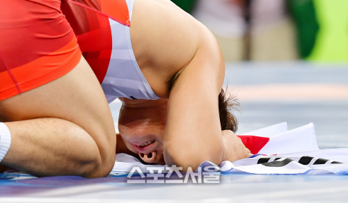 [SS포토]국민에게 절을 하는 김현우, \'감사합니다\'