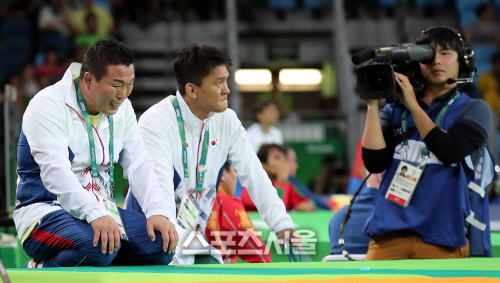김현우 보다 더 억울한 안한봉 감독, 눈물이 하염없이[SS포토]