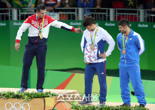 [SS포토]시상대에 선 레슬링의 김현우, \'금메달리스트의 다정한 손길이~\'