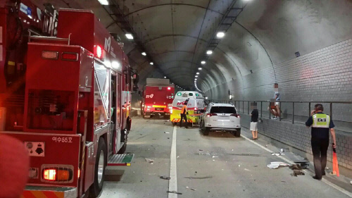 터널 10중추돌사고 현장