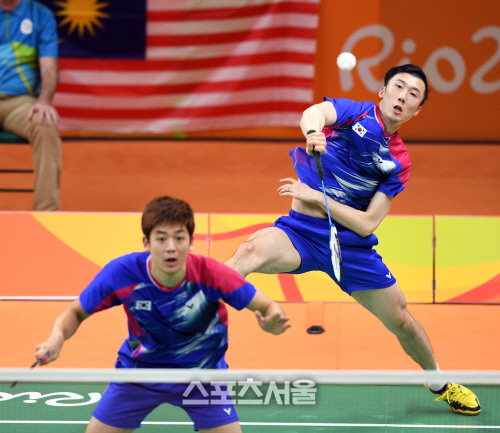 말레이시아와 접전펼치는 이용대-유연성[SS포토]