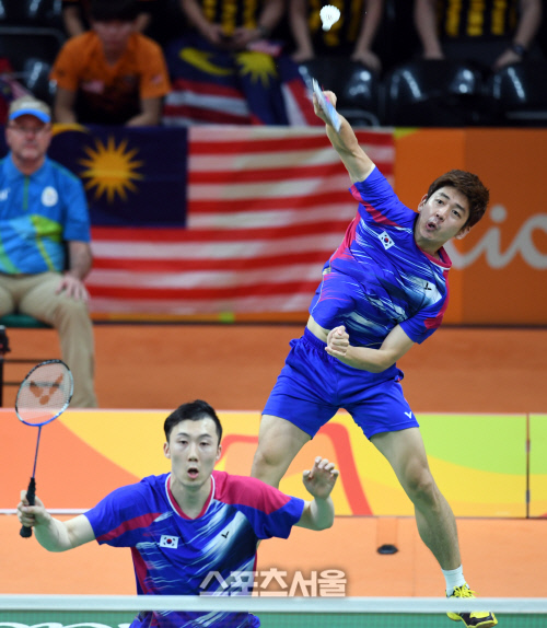 후위공격 날리는 이용대[SS포토]