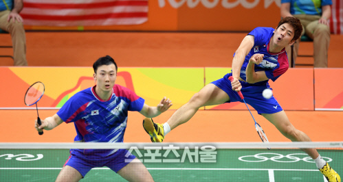 세트스코어 1-1로 맞서는 이용대 유연성[SS포토]