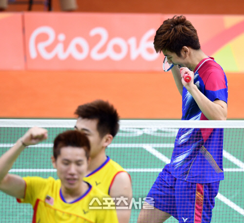 충격탈락 이용대-유연성, 1세트 따내고 역전패[SS포토]