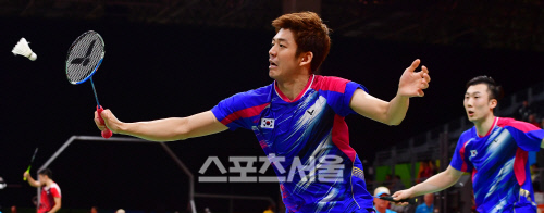 [SS포토]말레이시아 상대하는 이용대-유연성