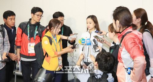 [SS포토]리우 입성 소감 인터뷰 하는 손연재