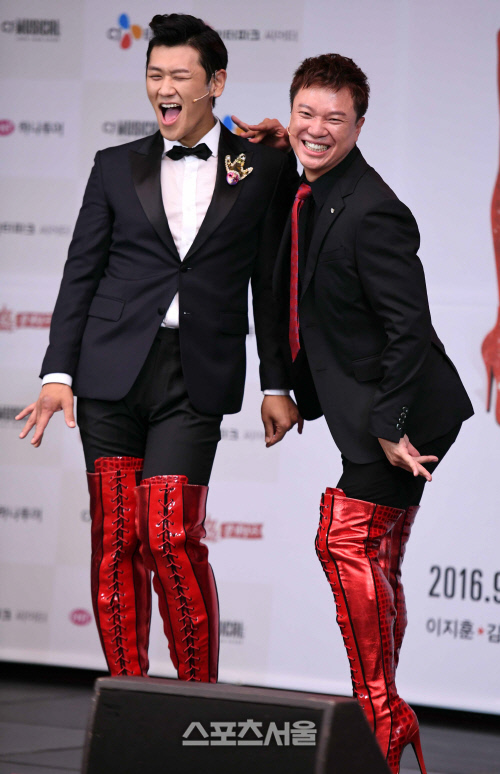 [SS포토]강홍석과 정성화, \'뮤지컬 킹키부츠에서 롤라역을 맡았어요\'