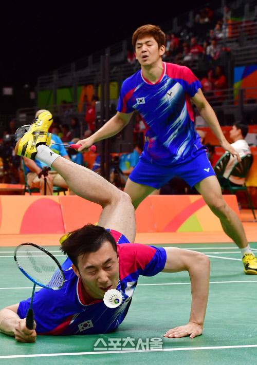 [SS포토]안타깝게 실점하는 이용대와 유연성