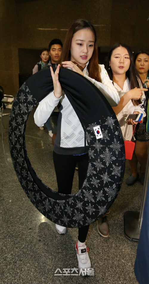 [SS포토]후프 직접 들고 이동하는 손연재