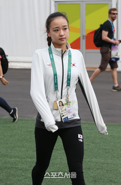 [SS포토] 리듬체조 손연재, 소매 속에 손을 집어넣은 귀여운 모습으로?